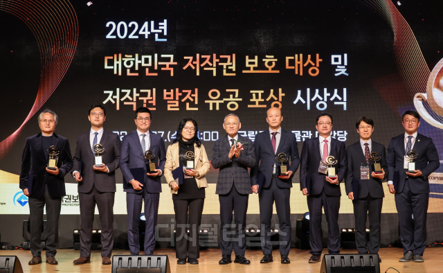 유인촌(왼쪽 다섯번째) 문화체육관광부 장관이 27일 서울 용산구 국립중앙박물관에서 열린 2024년 대한민국 저작권 보호 대상 및 저작권 발전 유공 포상 시상식에서 문화체육관광부 장관표창 수상자들과 기념촬영을 하고 있다. 박동욱기자 fufus@